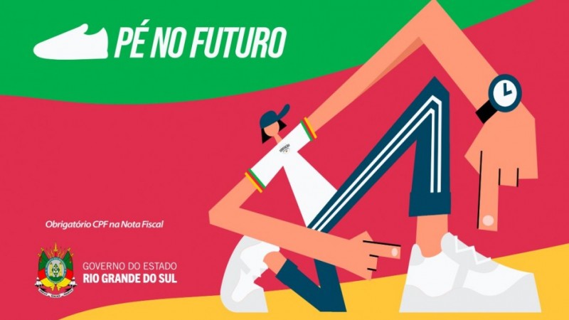 Ilustra&ccedil;&atilde;o colorida mostra um desenho estilizado de estudante sentado, amarrando o cadar&ccedil;o do t&ecirc;nis. Ele veste o uniforme branco da Rede Estadual. Acima, l&ecirc;-se &ldquo;P&eacute; no Futuro&rdquo;. No canto inferior, aparece o bras&atilde;o e o nome do Governo do Estado do Rio Grande do Sul.