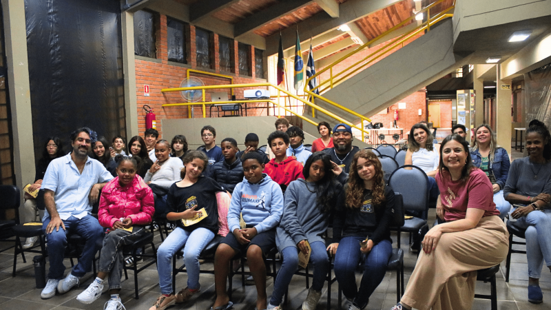 P&uacute;blico do evento e Leo Garcia sorriem no espa&ccedil;o da CRIATEC, posando para a foto