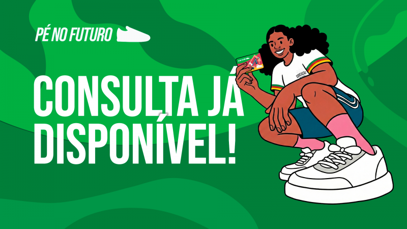 Ilustra&ccedil;&atilde;o em tons de verde com o texto &ldquo;P&eacute; no Futuro&rdquo; e &ldquo;Consulta j&aacute; dispon&iacute;vel!&rdquo;. &Agrave; direita, uma estudante sorridente agachada segura um cart&atilde;o do programa P&eacute; no Futuro. Ela usa uniforme escolar e t&ecirc;nis grandes estilizados.