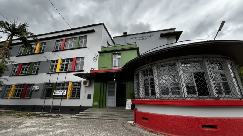 Fachada de escola com pintura nova e reformada.

