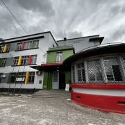 Fachada de escola com pintura nova e reformada.

