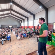 Governador Eduardo Leite fala ao p&uacute;blico na abertura das aulas 2026

