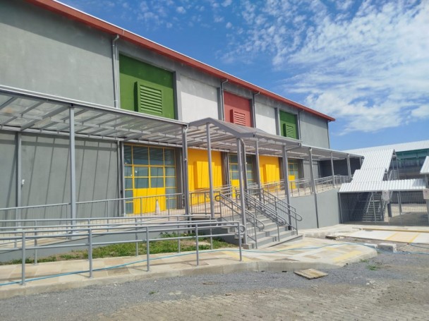 Fachada lateral do auditório da escola Cristóvão de Mendoza, em Caxias do Sul.

