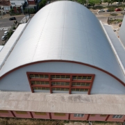 Foto aérea do ginásio da escola Cristóvão de Mendoza, em Caxias do Sul.

