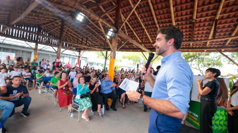 Governador Eduardo Leite fala ao p&uacute;blico em ato de volta &agrave;s aulas em S&atilde;o Leopoldo

