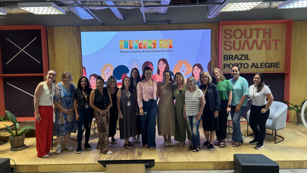 Participantes do curso posam para foto