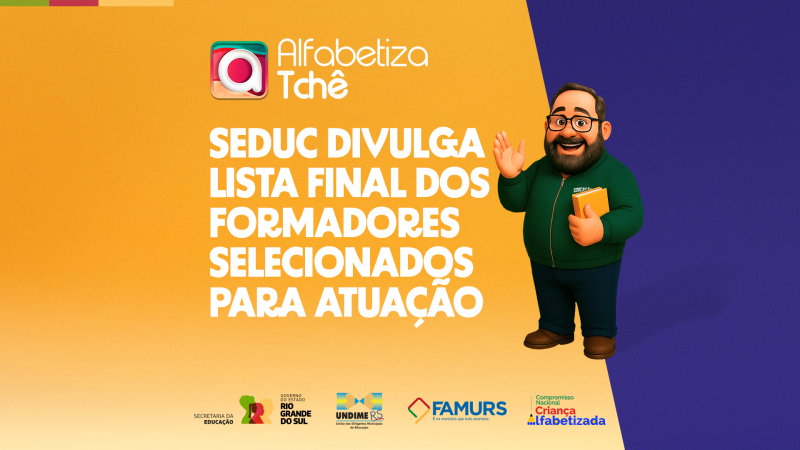 Card institucional, com design em fundo amarelo e roxo. &Agrave; esquerda, o texto informa a divulga&ccedil;&atilde;o da lista final de formadores selecionados do programa Alfabetiza Tch&ecirc;. &Agrave; direita, h&aacute; um personagem ilustrado sorrindo e acenando, segurando um caderno. Na base, aparecem logotipos institucionais.