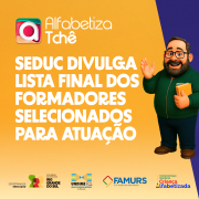Card institucional, com design em fundo amarelo e roxo. &Agrave; esquerda, o texto informa a divulga&ccedil;&atilde;o da lista final de formadores selecionados do programa Alfabetiza Tch&ecirc;. &Agrave; direita, h&aacute; um personagem ilustrado sorrindo e acenando, segurando um caderno. Na base, aparecem logotipos institucionais.