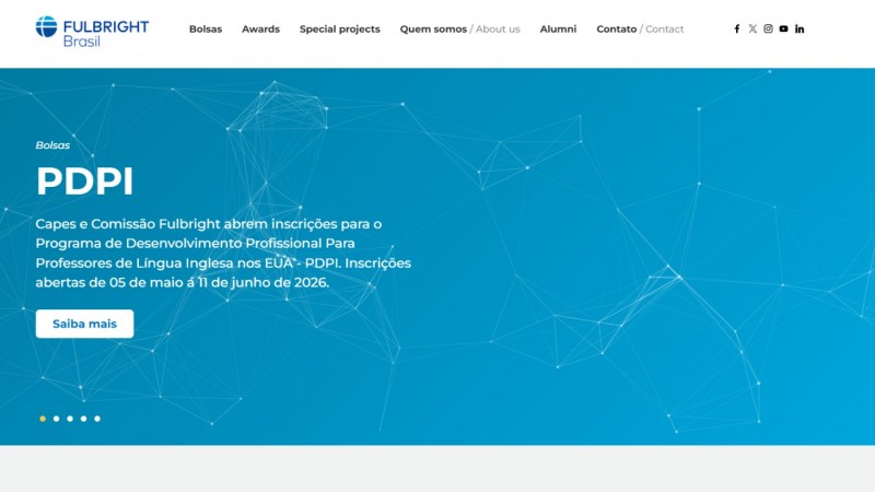 Captura de tela do site da Fulbright Brasil com banner azul sobre o programa PDPI. O texto informa inscri&ccedil;&otilde;es abertas de 5 de maio a 11 de junho de 2026 para desenvolvimento profissional de professores de ingl&ecirc;s nos EUA. H&aacute; um bot&atilde;o &ldquo;Saiba mais&rdquo;.