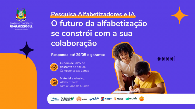 Imagem digital com fundo roxo e detalhes em laranja. &Agrave; esquerda, bras&atilde;o do Governo do Rio Grande do Sul. Ao centro, o texto "Pesquisa Alfabetizadores e IA. O futuro da alfabetiza&ccedil;&atilde;o se constr&oacute;i com a sua colabora&ccedil;&atilde;o". &Agrave; direita, foto recortada de uma professora sorrindo enquanto auxilia um aluno.
