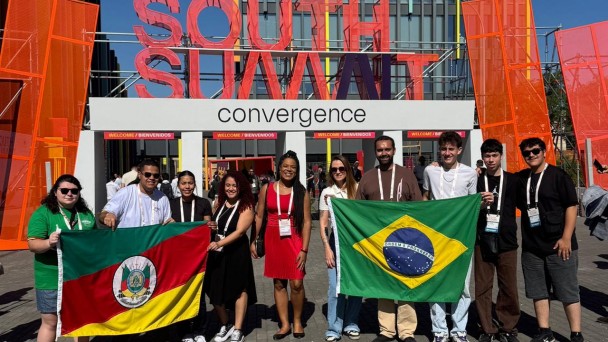 Estudantes vencedores seguram bandeiras do Brasil e do Rio Grande do Sul no p&oacute;rtico de entrada do South Summit Madrid