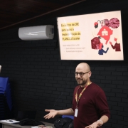 Imagem de homem caucasiano de &oacute;culos apresentando PowerPoint sobre os PLANCONs