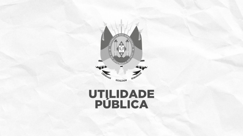 Imagem em tons de cinza com fundo que imita papel amassado. No centro, o bras&atilde;o do Rio Grande do Sul. Abaixo, em letras grandes e escuras, est&aacute; escrita frase "Utilidade P&uacute;blica".