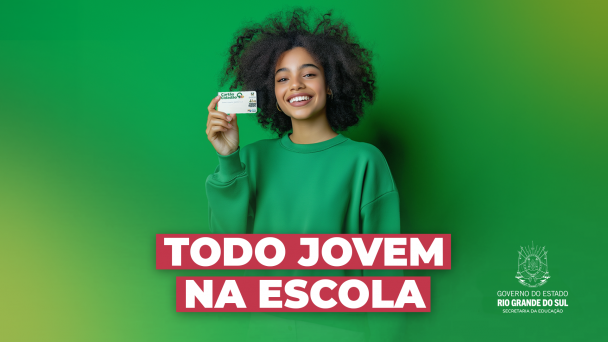 Jovem negra, sorridente, com cabelo crespo volumoso e blusa verde, segura um cart&atilde;o do programa Todo Jovem na Escola. Ao fundo, h&aacute; um degrad&ecirc; em tons de verde. Em destaque, o nome do programa em letras brancas sobre faixas vermelhas e a identifica&ccedil;&atilde;o do Governo do Estado do Rio Grande do Sul e da Secretaria da Educa&ccedil;&atilde;o.